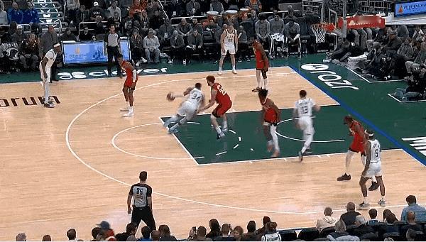 猛虎下山！字母先过申京后扣阿门！
在今天NBA常规赛火箭对阵雄鹿的第三节比赛中，