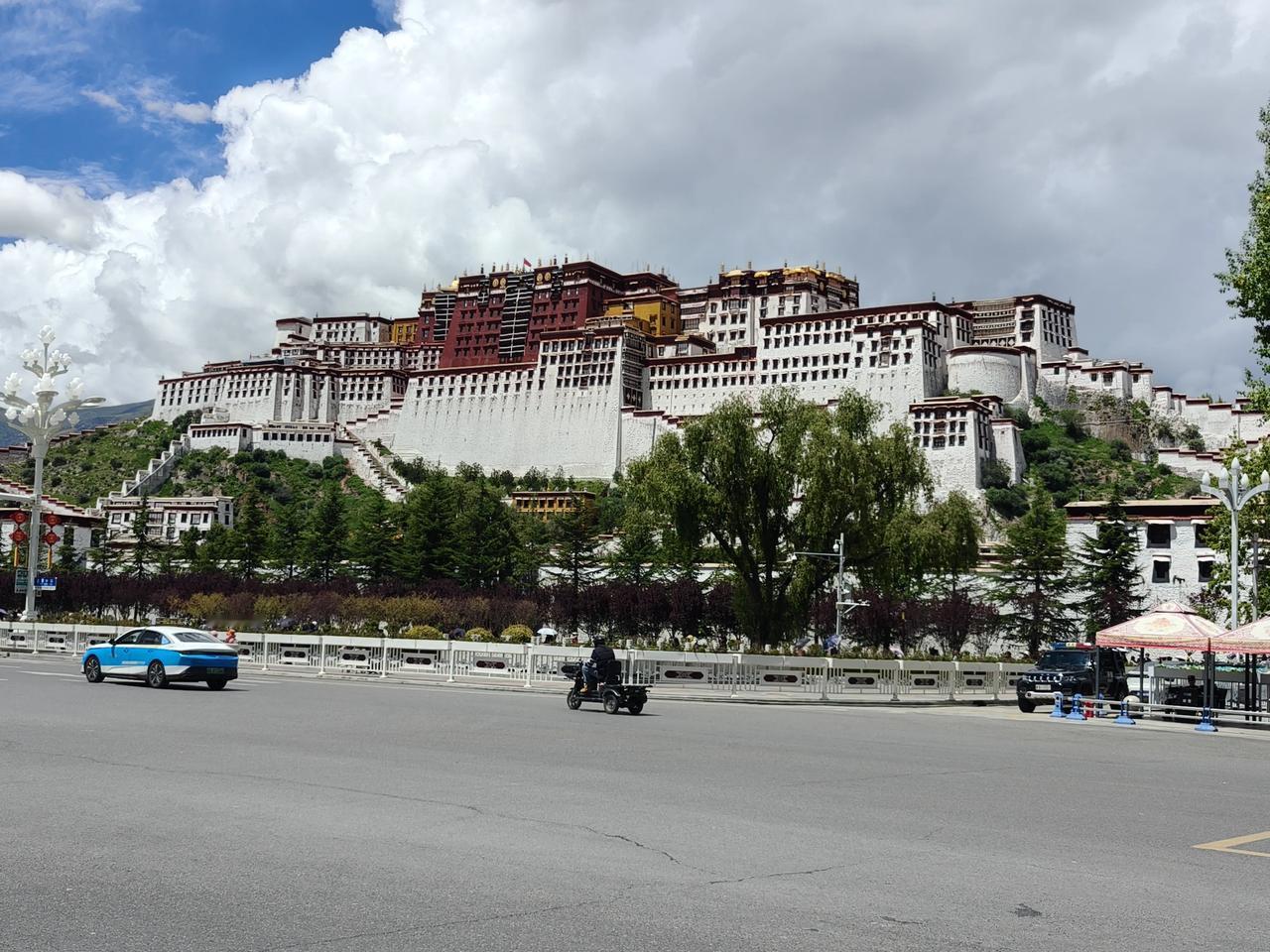 下午两点有太阳，我又经布达拉宫旁去八廓街逛了一圈，大昭寺旁游客不算多，我也顺便拍