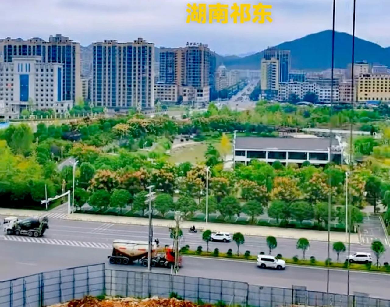 祁东这县城，说实话这几年，城建面貌确实改变了很多。高楼比以前也多多了，城建面积比