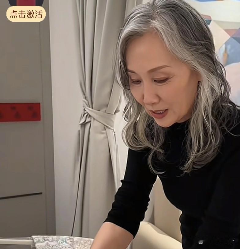 奕姐一直优雅大方，高素质会生活，但是当奶奶后，一系列表现有点太夸张 甚至让人看不