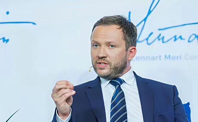 欧洲安全论坛上，爱沙尼亚外长当众发飙，称要搞定莫斯科先解决北京，此言一出全场鸦雀