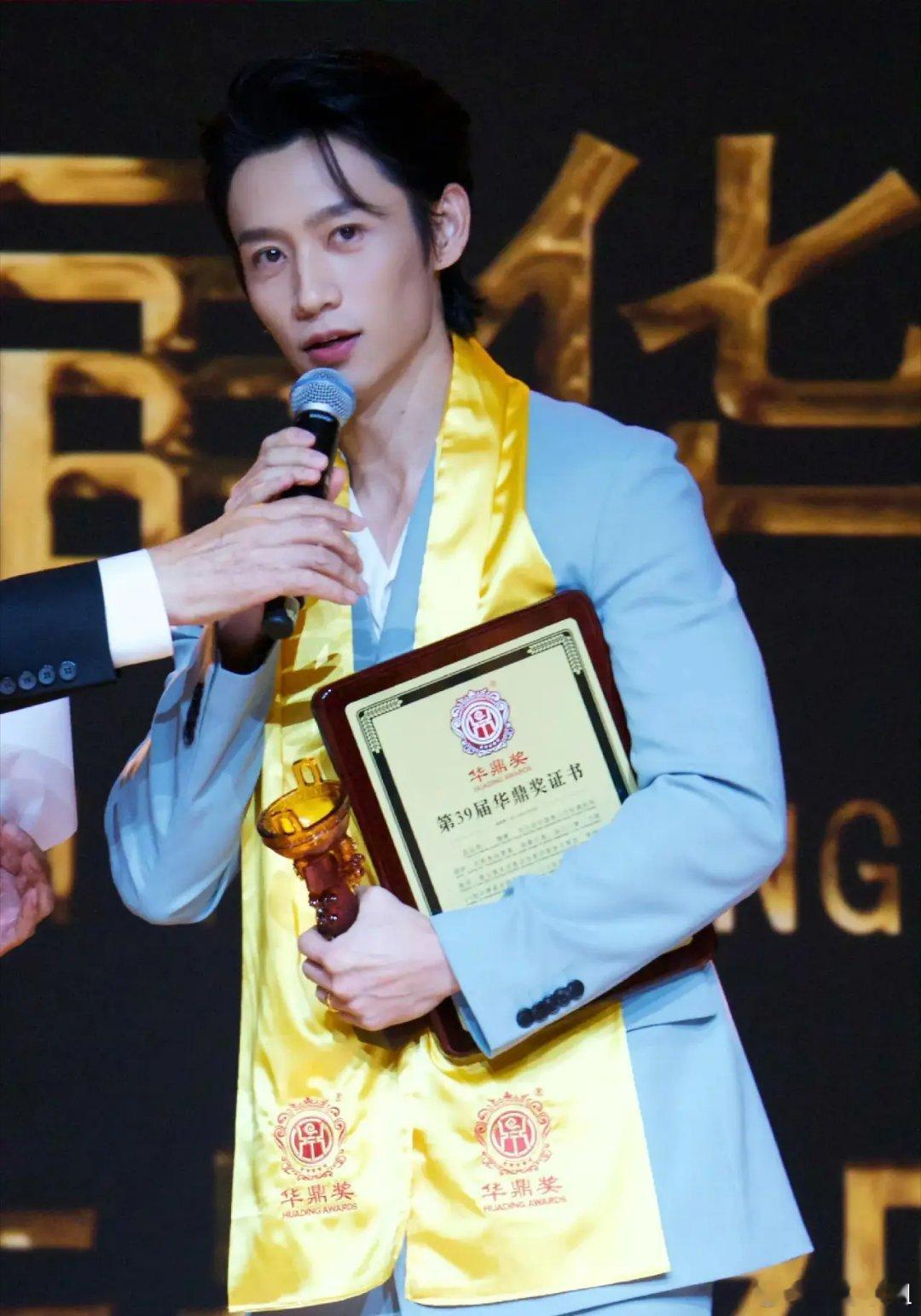 他绝对算得上近内娱偶像转型演员最成功，最有刚劲的男明星！！ ​​​