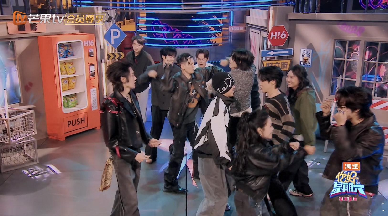 何炅 已经在努力劝架了现场两拨人摩拳擦掌，何炅如临大敌从中间挤开道劝架，劝完这个