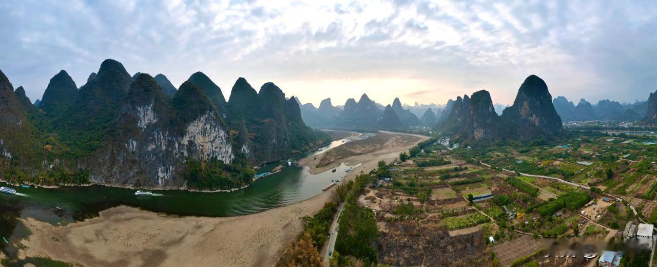 桂林山水甲天下，好多年没来了，这次带上无人机俯瞰一下这神奇的景观[呲牙]