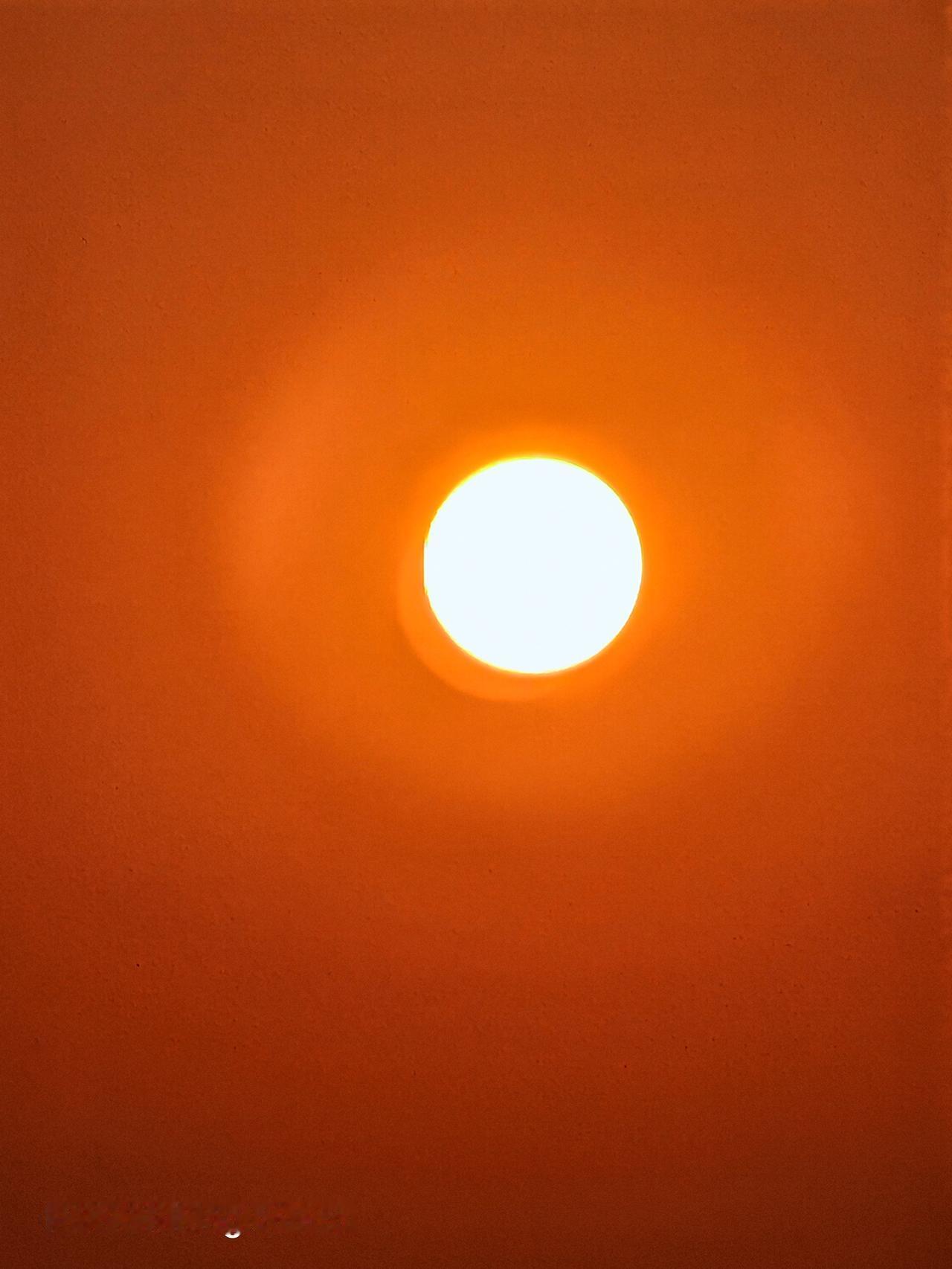 去天空之城打卡啦，这天气就像坐过山车，从阴转晴。一开始天空阴沉沉的，像被一块巨大