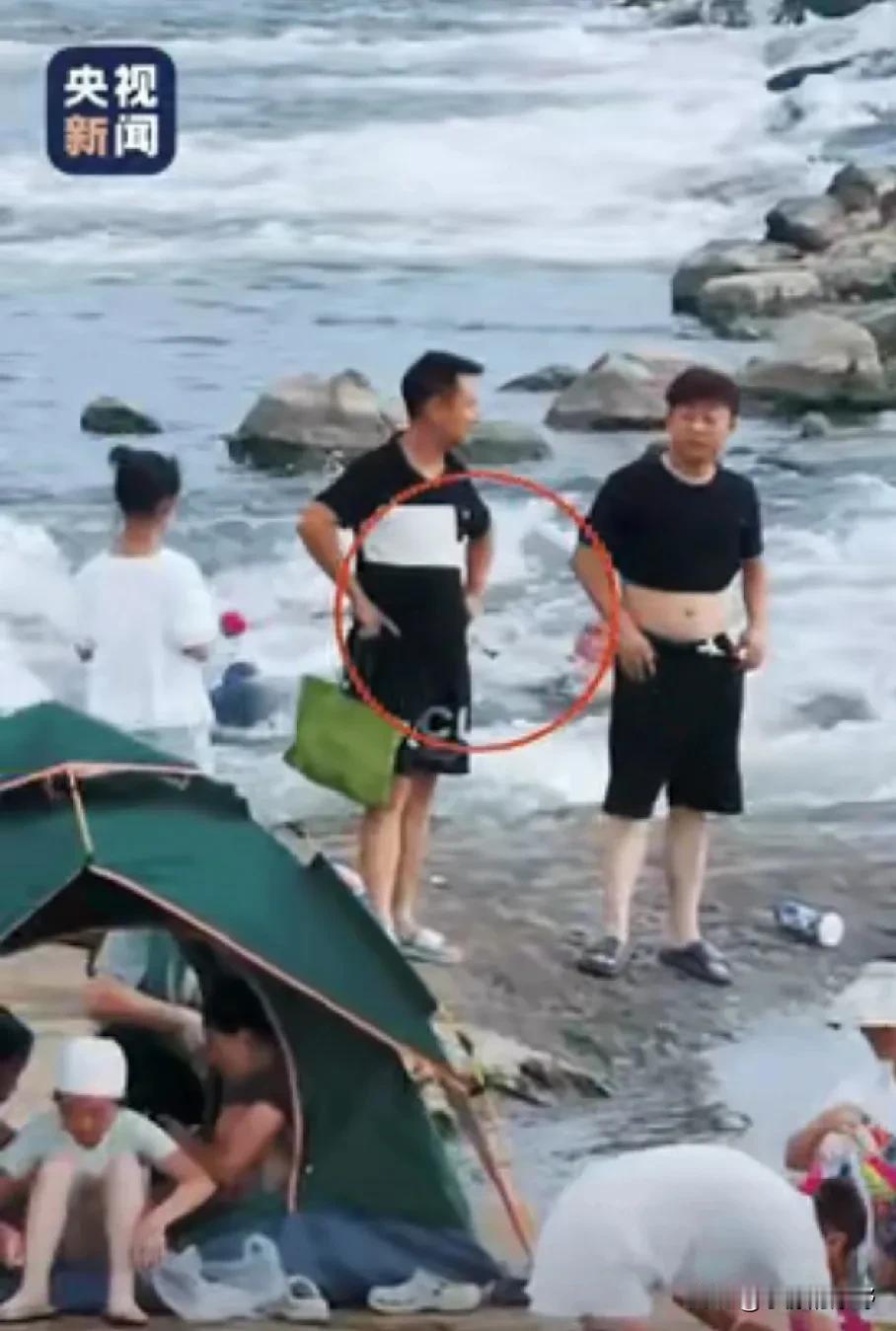 安徽宣城，一名男子带着孩子到海边游玩，孩子不小心掉进水里，男子急得扯着嗓子大喊：