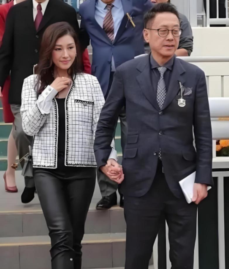 有钱人真好呀，已经60多岁的的富豪许晋亨，在大街上手牵漂亮媳妇李嘉欣，虽然李嘉欣