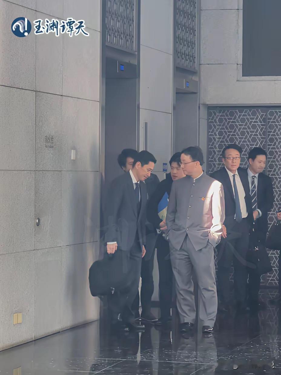 这动作一看就是演的。一小撮人还在那儿说什么没有大国气度！你也不想想，外交礼仪这种