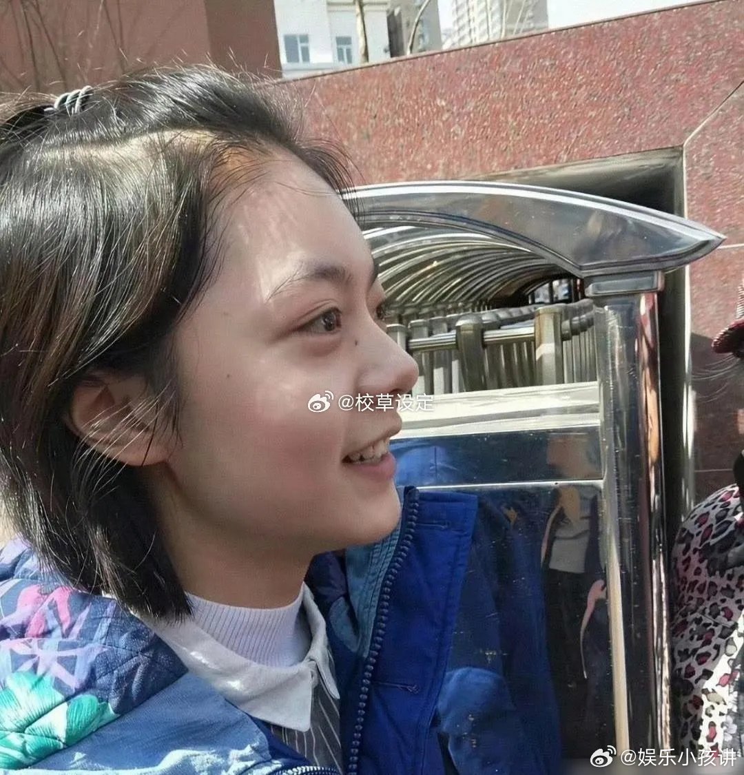 这是赵今麦当时高考完的样子，完全纯素颜，这不就是人们说的初恋脸嘛，真是老天爷追着