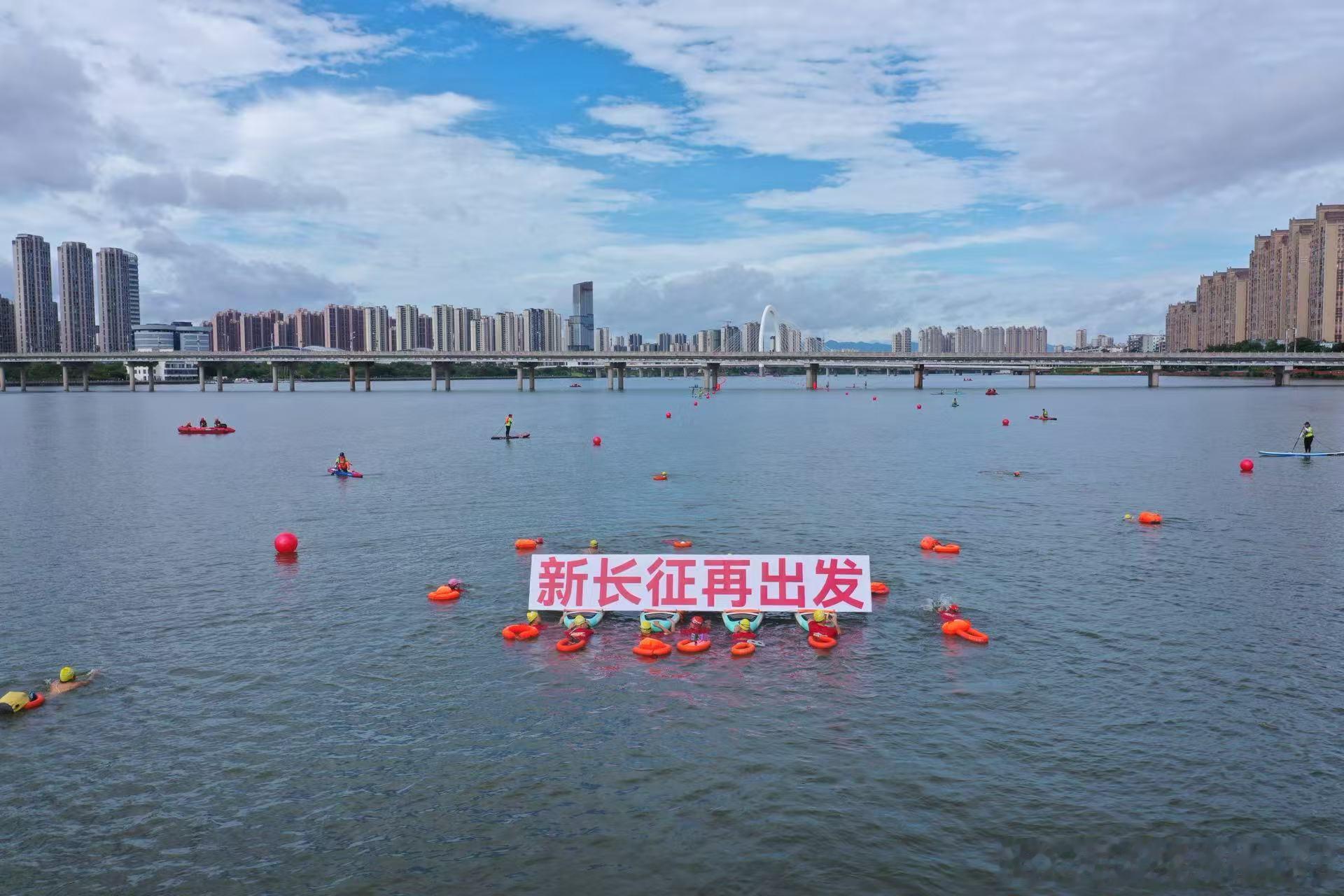碧水扬波，逐梦长征。7月5日，于都河畔人头攒动、热闹非凡。“新长征 再出发”20