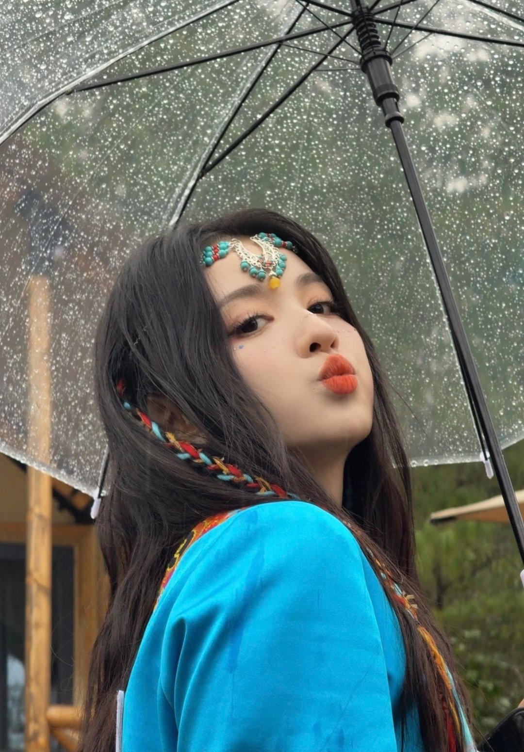 王楚然分享了一组日常～“Chuan搭  出现一下使用了一张藏服体验卡☝️” 