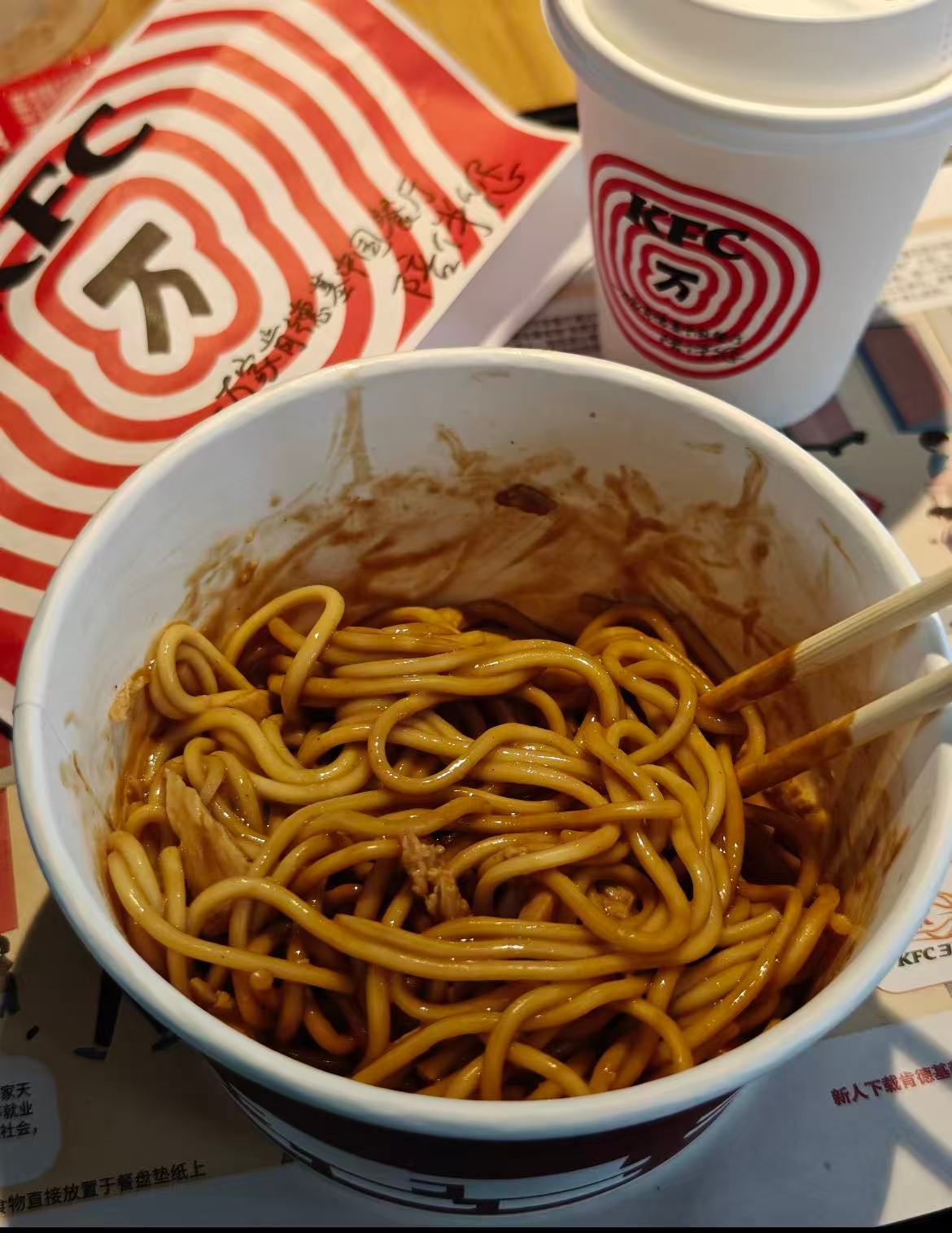 肯德基热干面居然是湖北限定...我才刚离开湖北啊，有家人吃过吗？热干面配咖啡感觉