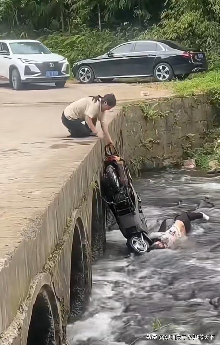 这种状况下，女子把车按住也是正确的，以免倒下去砸到人，造成二次伤害，一边控制事态