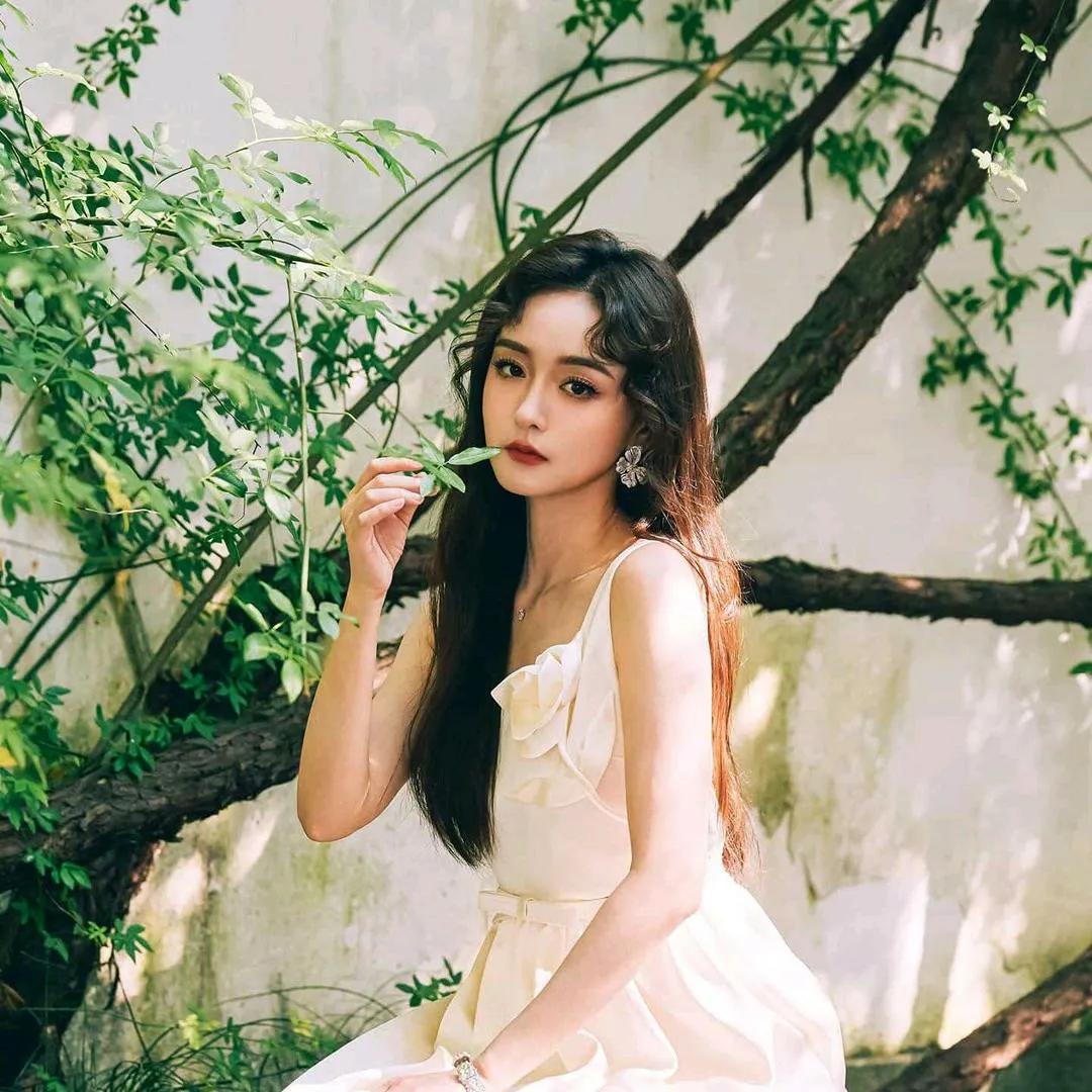 仙气飘飘的少女在绿叶丛中轻咬茶香，唯美自然。茶香里的慢时光 茶香治愈心情 茶香里