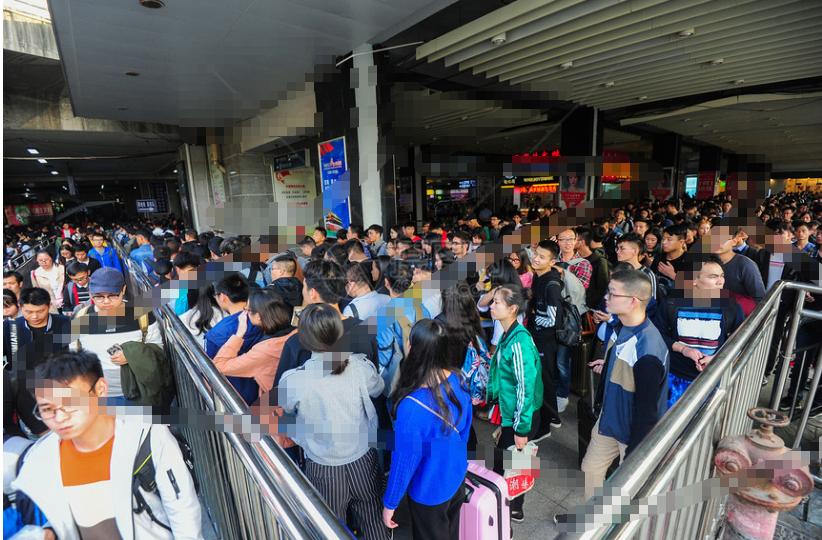 充电器一拔，再回已是明年！
国庆最后一天的高速上，尾灯串成无尽长龙 ——10 公