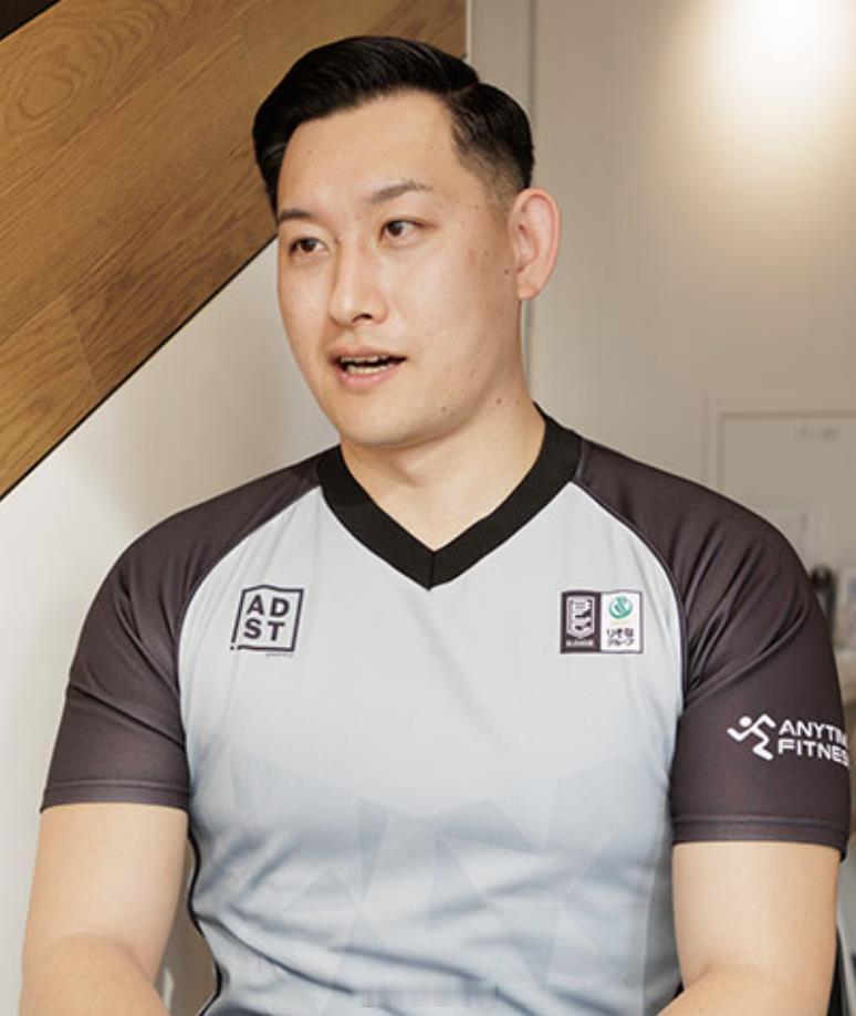 中国男篮加油 中国男篮首场对阵东道主沙特的裁判，日本的加藤誉树，就是B联赛的首席