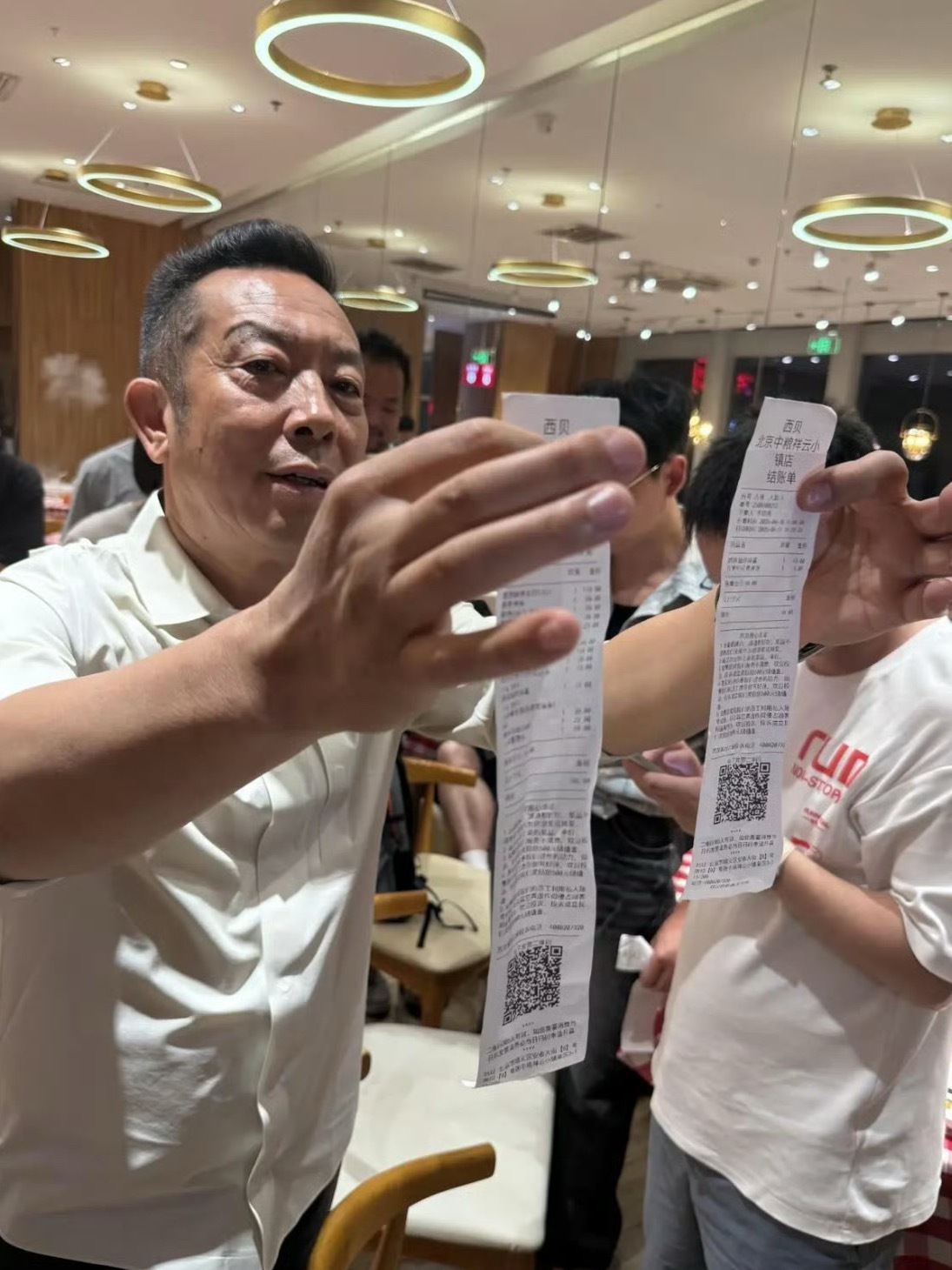 罗永浩当面说挺好背后说恶心舆论战在别人主场开打才叫聪明，西贝却主动把战场搬进自家