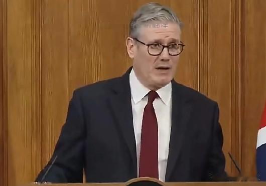 对于特朗普派军舰护航霍尔木兹海峡的要求，英国首相斯塔默未直接说“是”或“否”，而