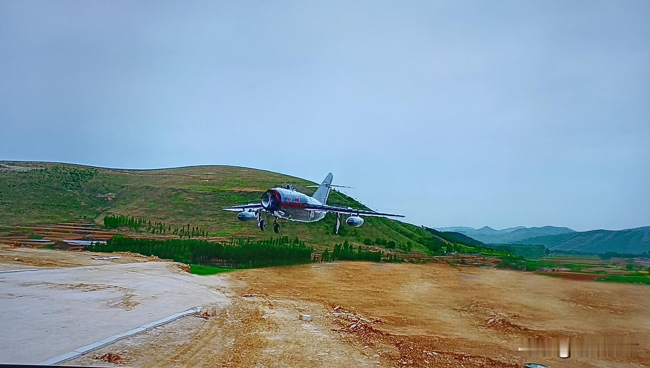 《战旗如画》第18集里，志愿军空军的战斗机在执行完空战任务返航时，竟还带着副油箱