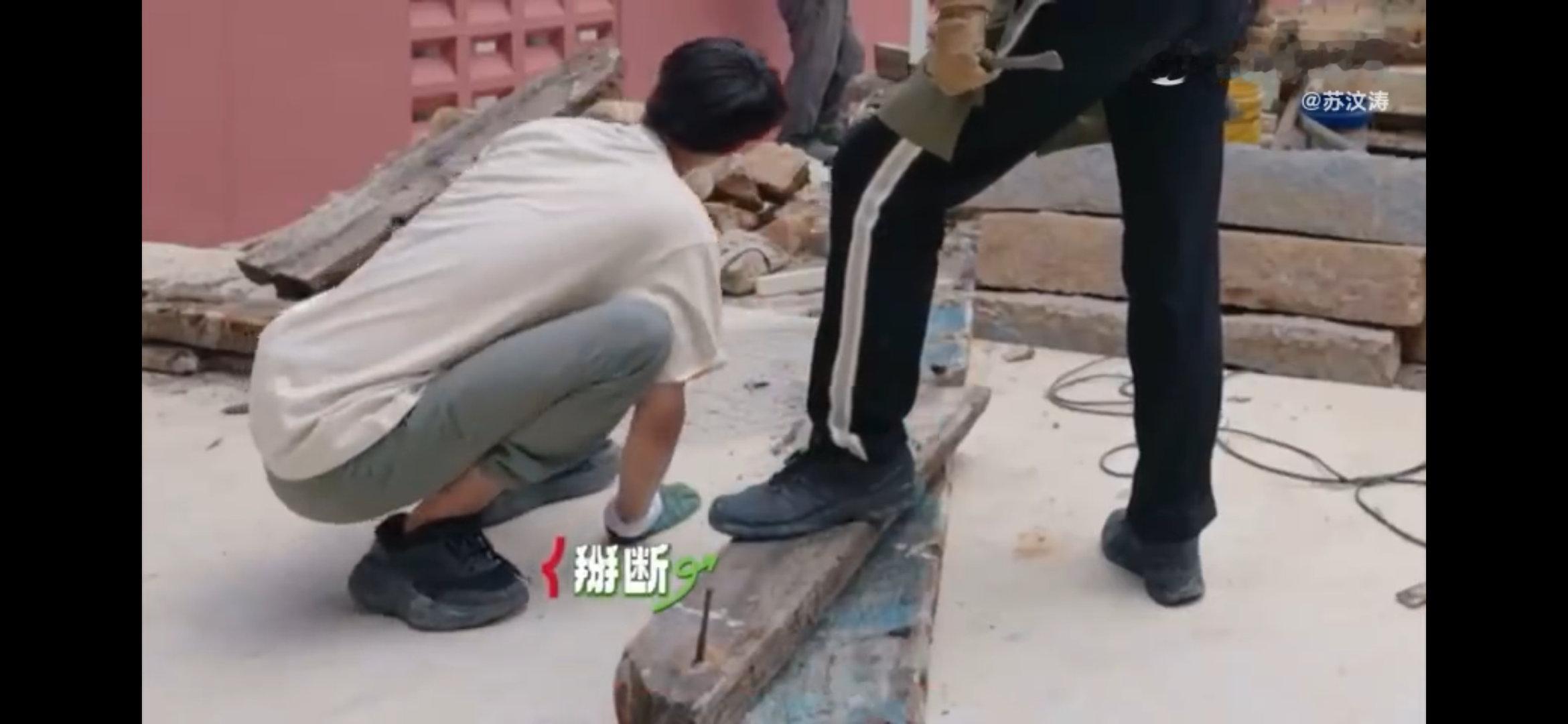 #两根钉子难倒三个大男人#综艺《岛屿少年》中，马琪芮、徐菲和陈涛在两根钉子面前犯