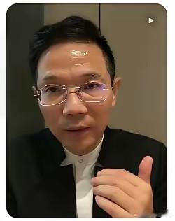 刷到李圣的新闻，仔细看了看他这几年的变化，心里挺不是滋味。这哪是面相变了，分明是