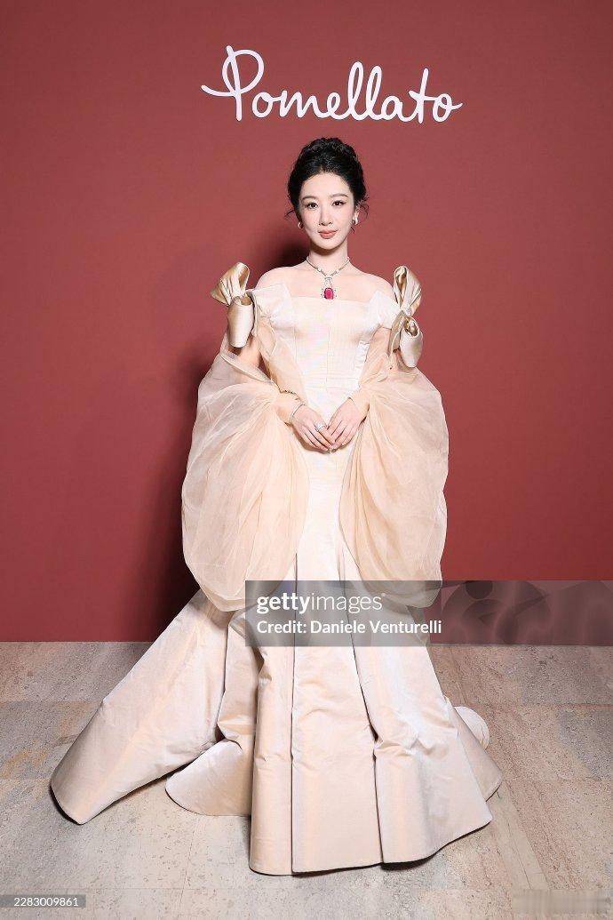 杨紫巴黎高珠造型杨紫亮相巴黎高珠展浅杏薄纱拖尾长裙，杨紫亮相巴黎珠宝展优雅感直击