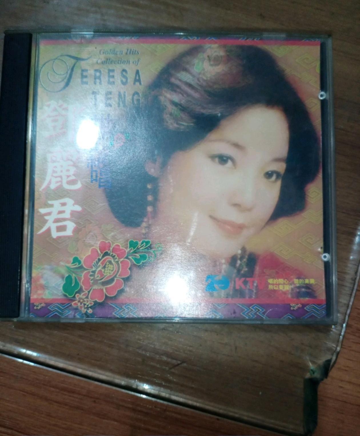 “我要为你歌唱，唱出你心里的忧伤”
70年代，我年纪还很小，常爬上阁楼玩，因为叔