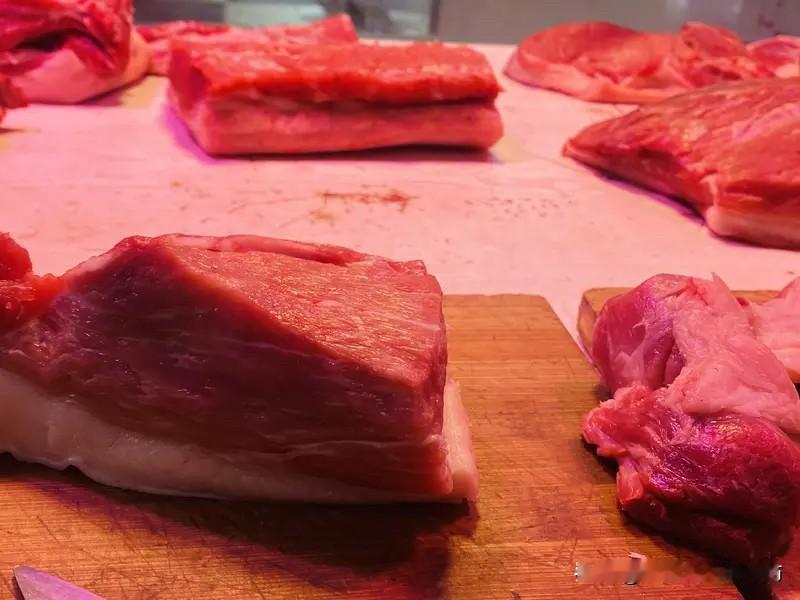超市猪肉更便宜，为啥大家更爱去菜场买？

生活里一直有个很有意思的现象：超市猪肉