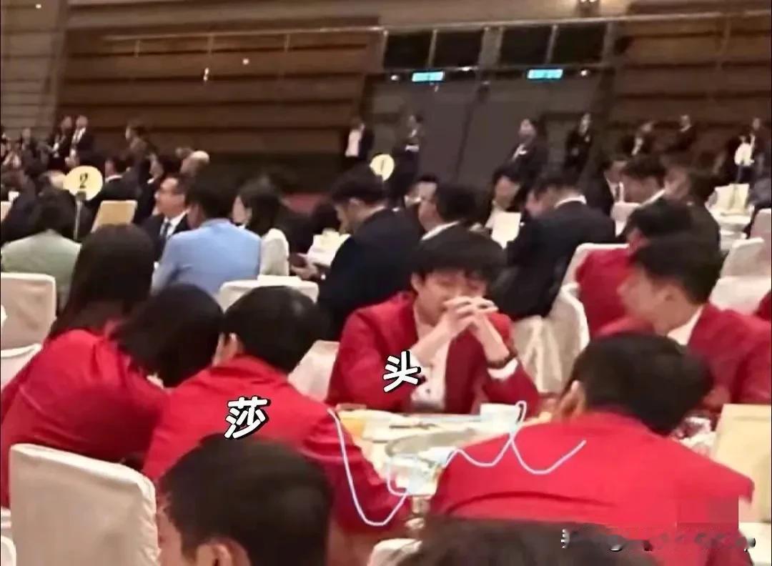 晚宴内场曝光乒羽一家亲
国乒运动员莎莎、大头与羽毛球运动员凡晨组合等坐一桌
莎莎