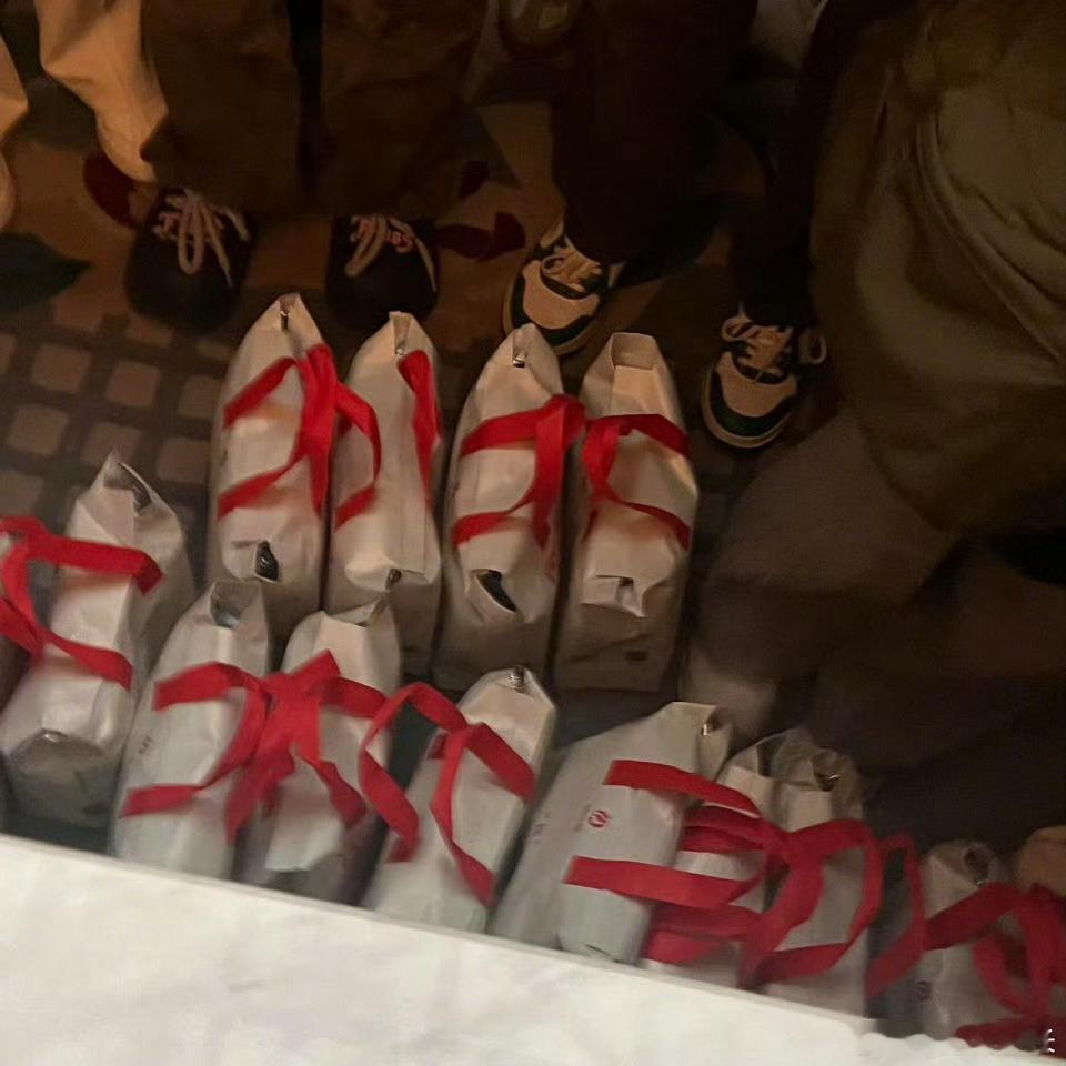 敖瑞鹏片场请粉丝喝红糖姜茶这波逆应援真的羡慕了，谁家粉丝这么幸福啊