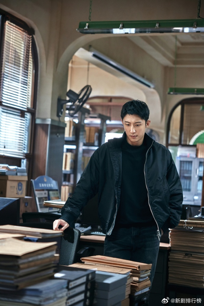 黄景瑜时装四月封面预告时隔七年再登时装封面，黄景瑜的蜕变肉眼可见，四月刊预告里的