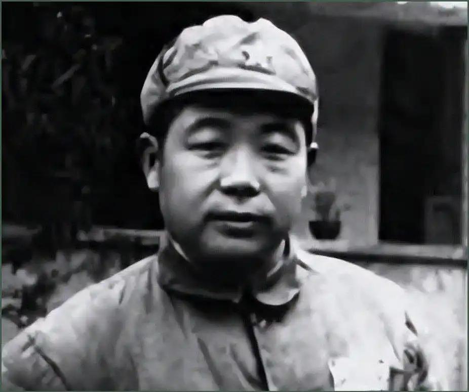 陈锡联1915年出生在湖北黄安（今红安）一个贫苦农民家庭。1929年4月，年仅1