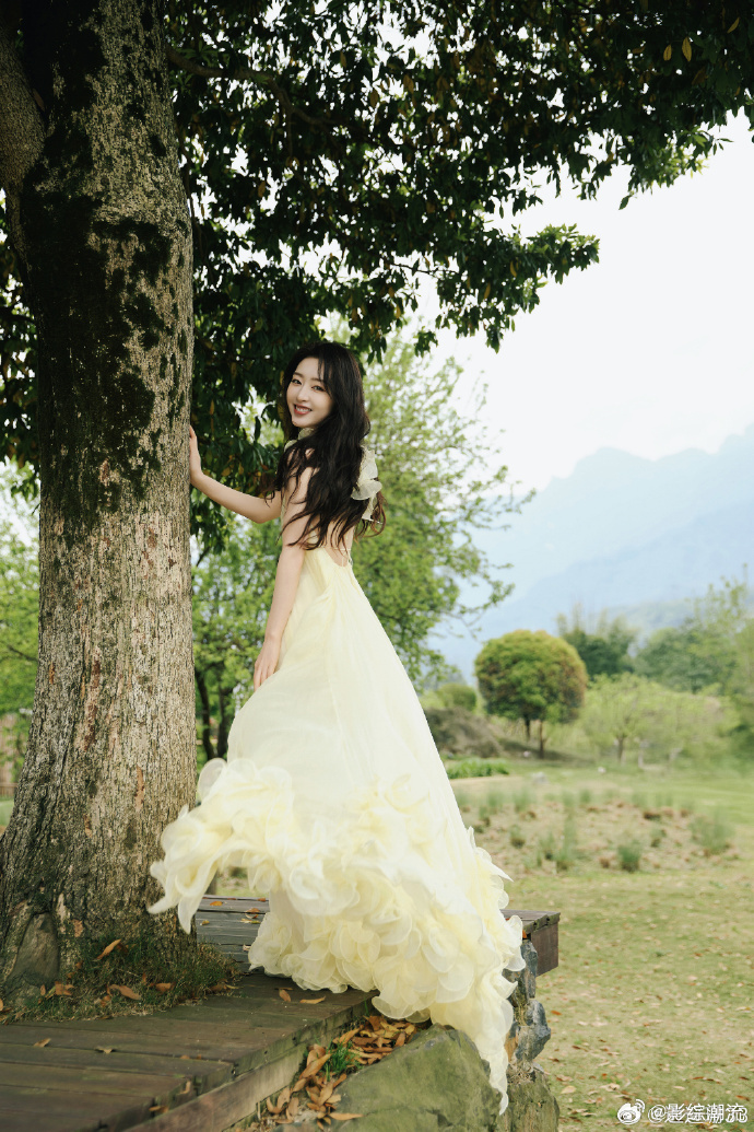 邓恩熙明媚具象化了邓恩熙好明媚一女孩 生图都这么能打，眉眼弯弯清甜又灵动，邓恩熙