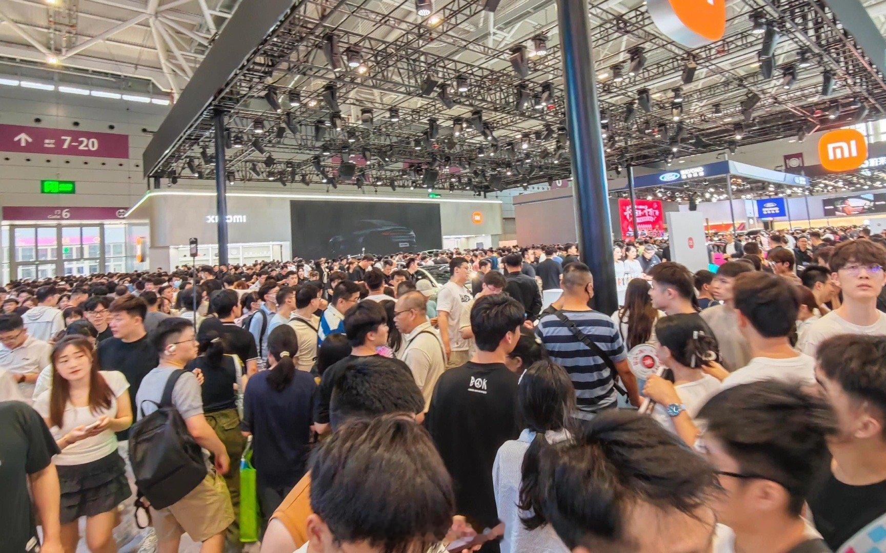 小米车展人气高，上次拿帽子说事，这次拿矿泉水说事了，不知道的还以为友商连矿泉水都