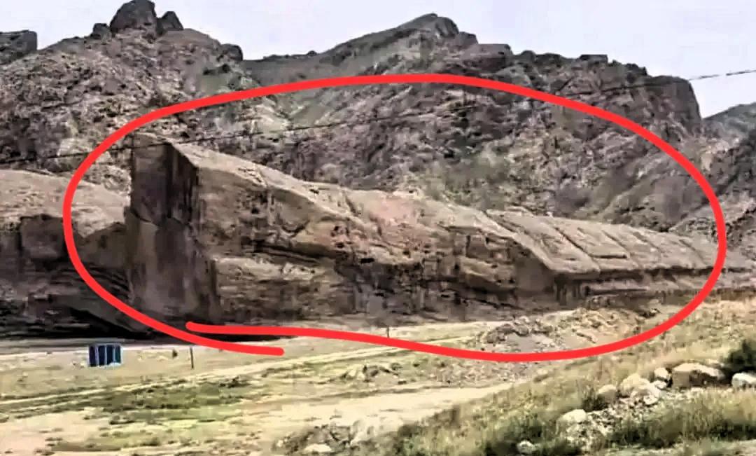 水杯不应该大于生命！
虎跳峡落水男子错就错在，他不应该站在“发疯石”上去洗杯子。