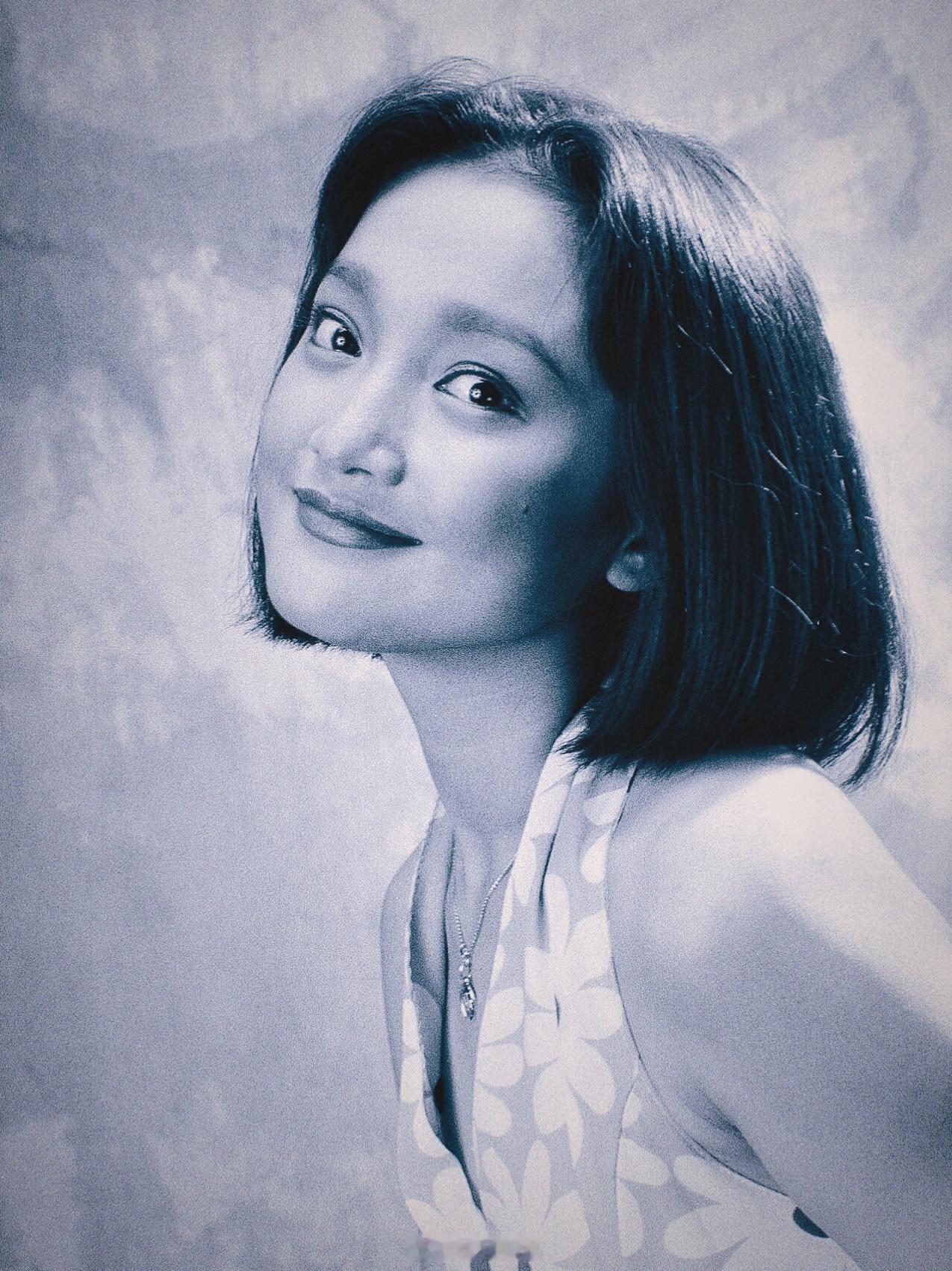 周迅[超话]  旧相簿子  纯真、清新、俏丽，有种女儿偷穿妈妈连衣裙的可爱——1
