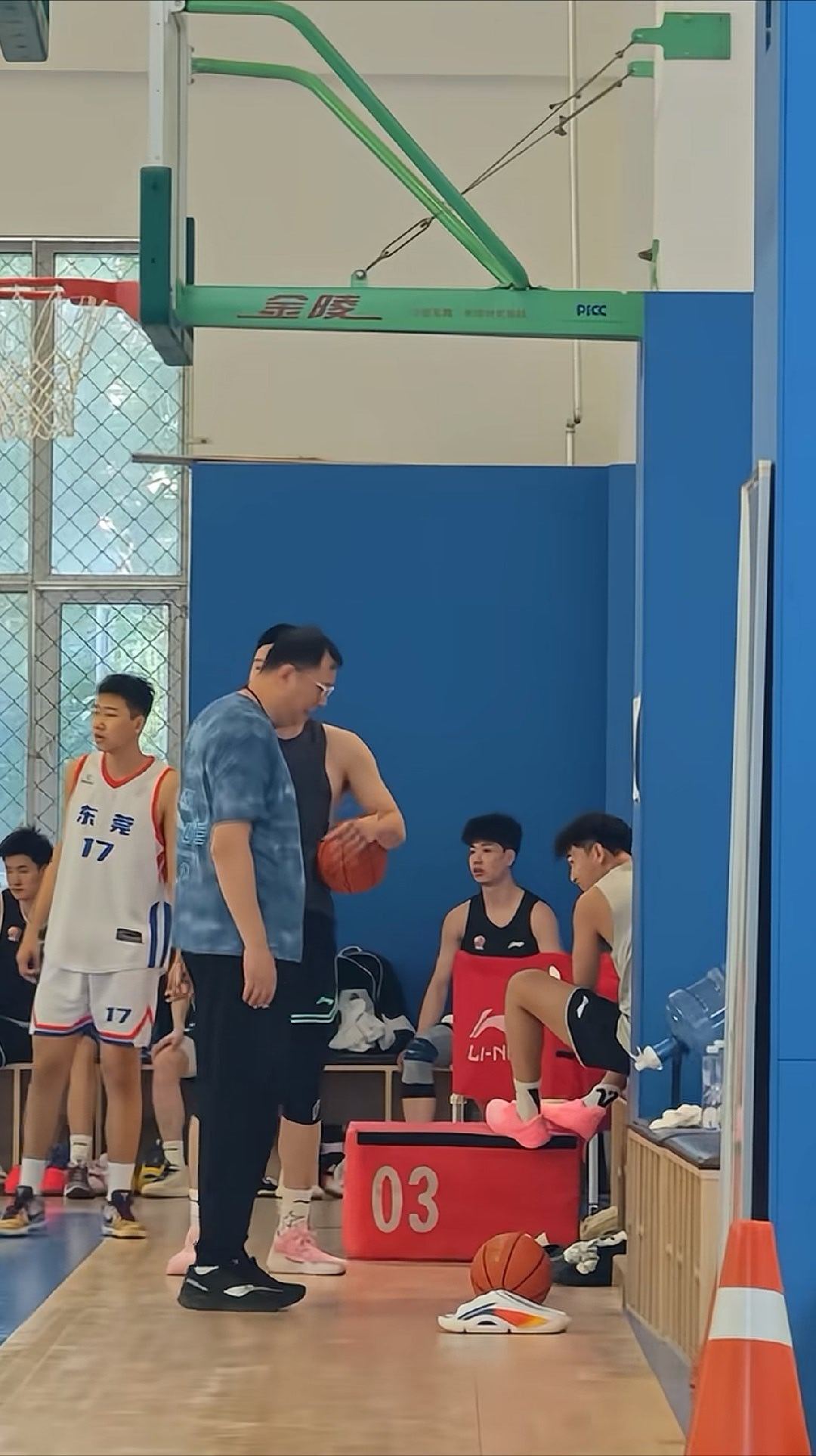 一队持续买人，青年队球员就容易自己找出路。正常情况CBAcba