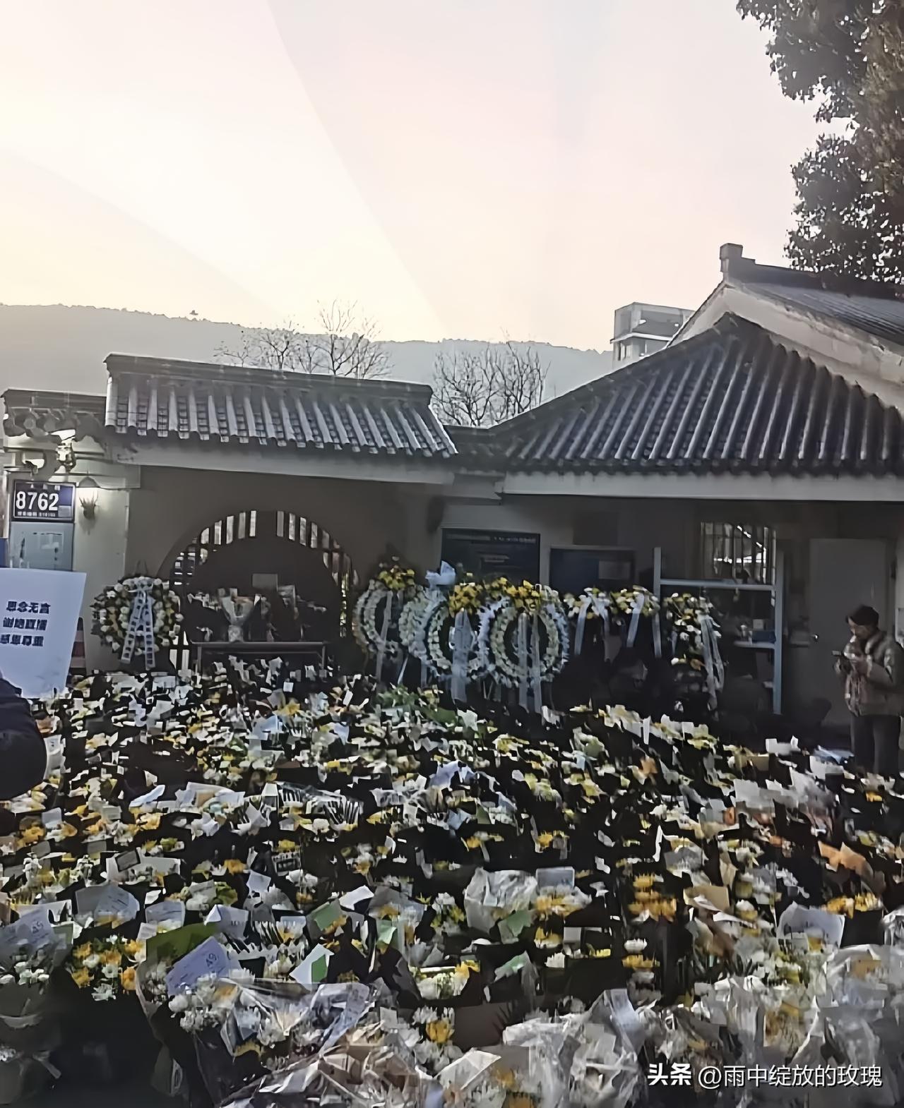 平凡之人亦有光，一位普通人的离去为何让人如此动容
 
他没有一官半职，不是流量明