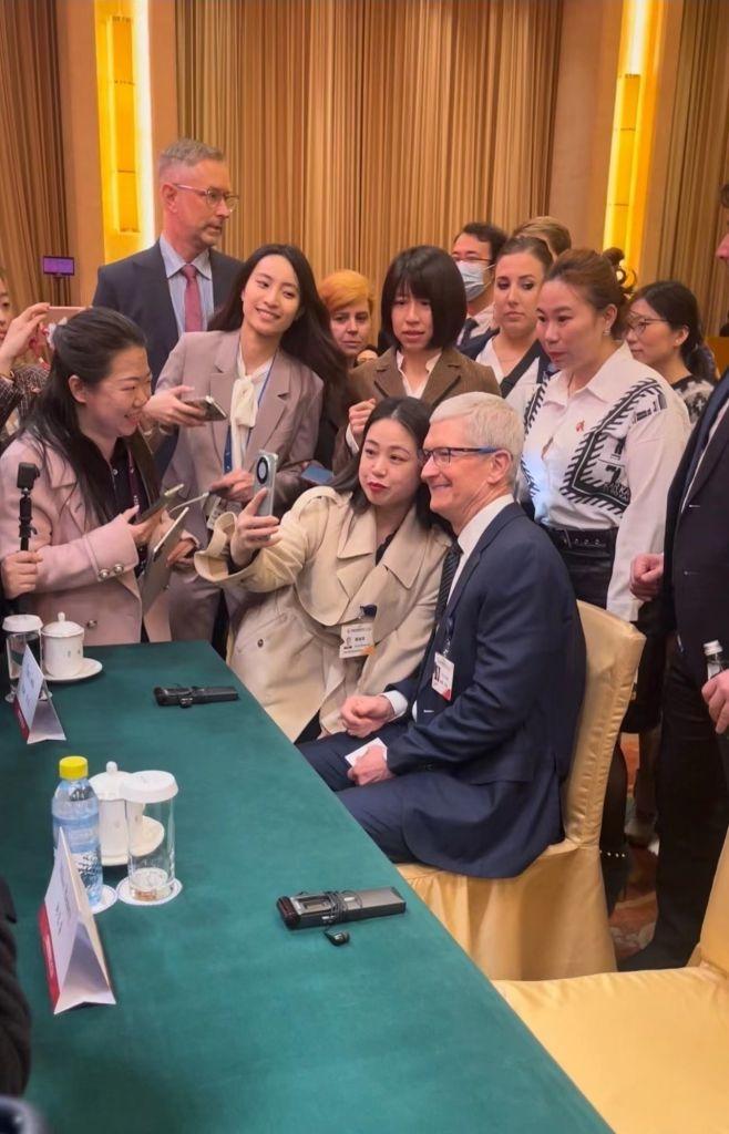 苹果首款折叠屏iPhone Duo今天发布了，15999元起，顶配26499元。
