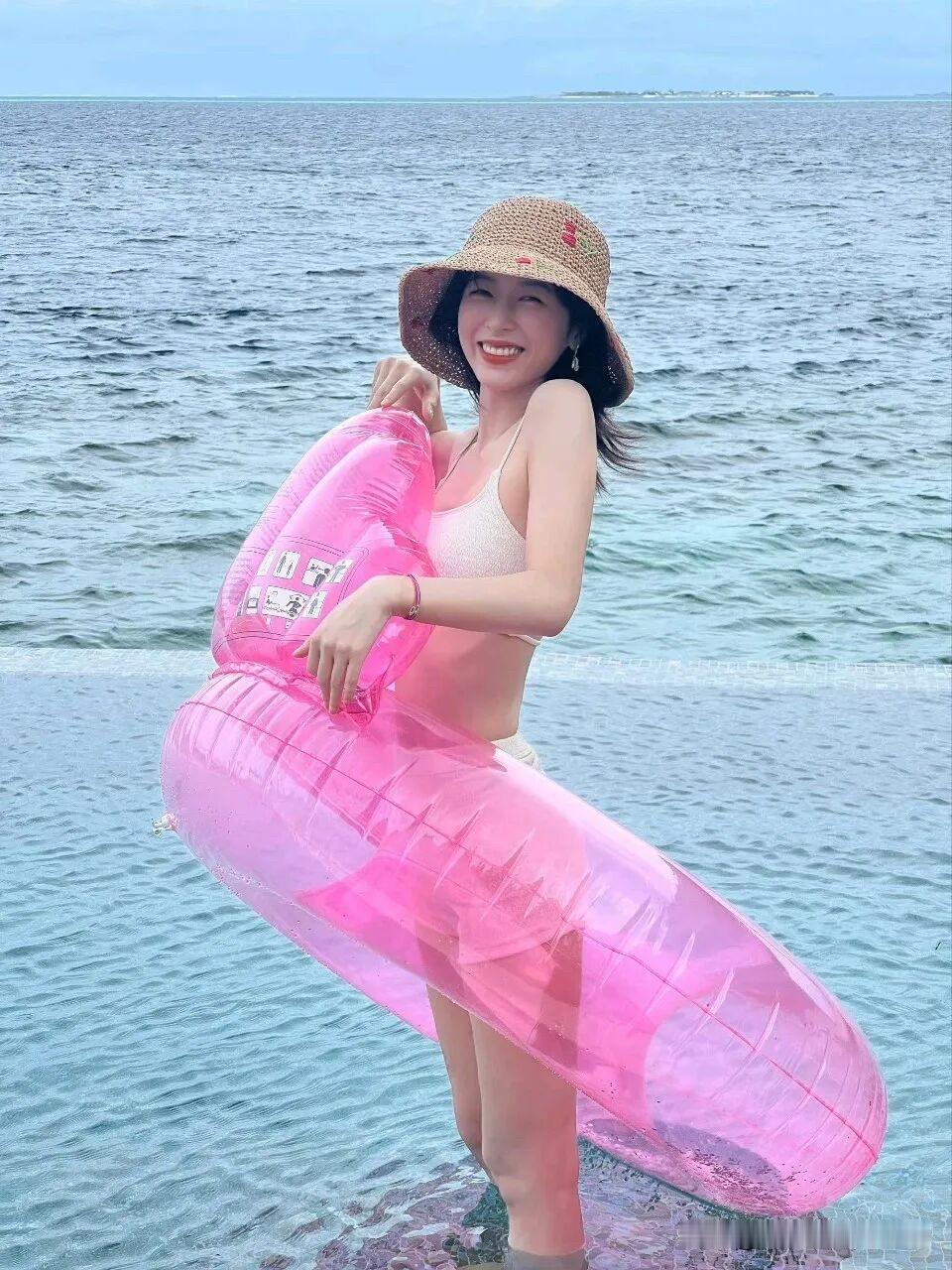 周雨彤海滨魅力美图