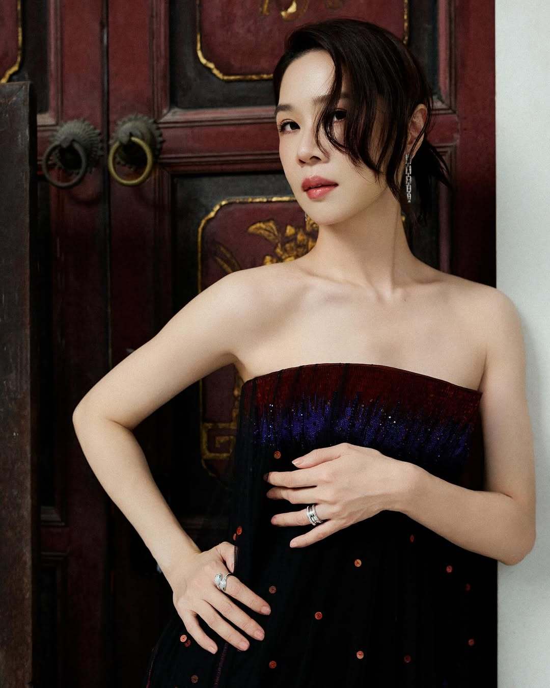 谢盈萱现身新加坡红星大奖担任颁奖嘉宾，还与蔡康永同框了