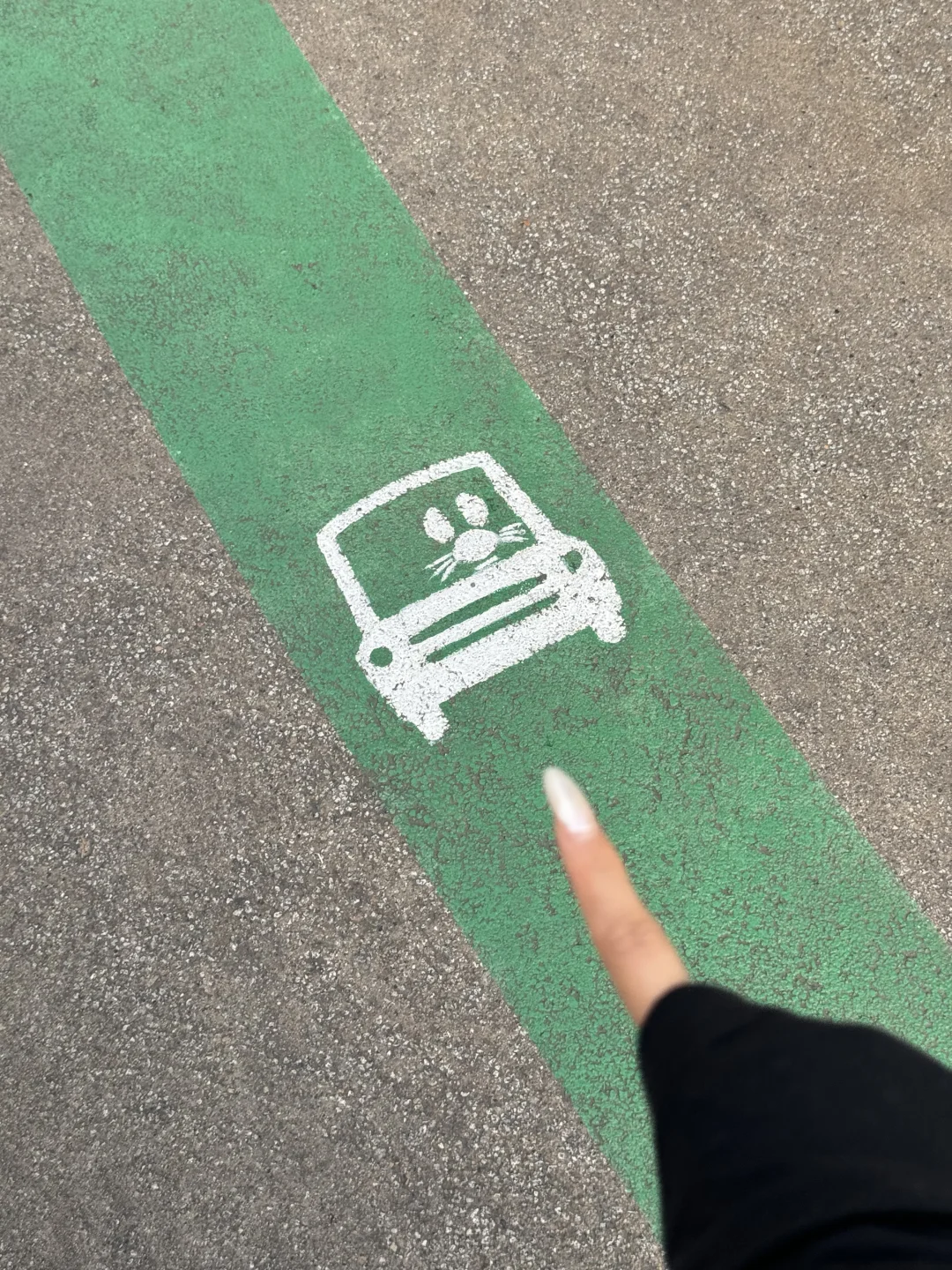 迪士尼会惩罚每一个不低头抬头看的人……😅