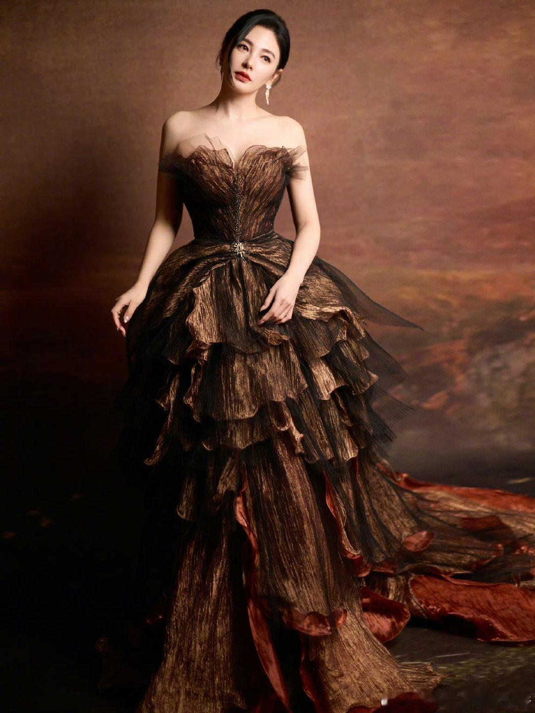 张雨绮掉色的玫瑰张雨绮油画中跑出来的美人 张雨绮掉色的玫瑰，油画中跑出来的美人 