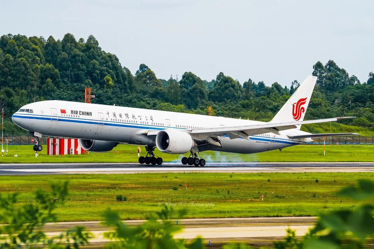 近日，有网友发现国航App上出现国内多个城市飞往伦敦的票面价仅180元、200元