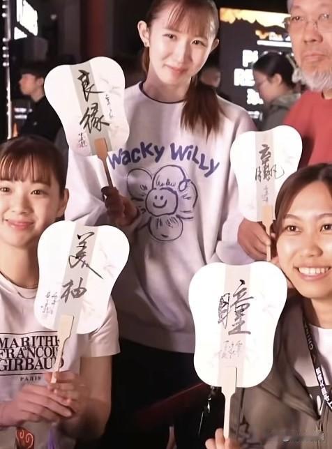让人意外的竟然是早田希娜的题字，莎莎问老师要了一个"赢"，开心的像个小孩子，拿着
