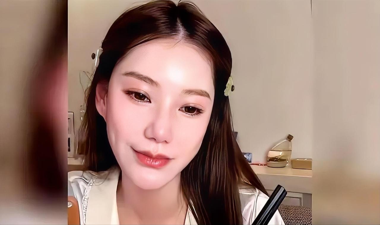 马筱梅，终于装不下去了！这后妈太狠了！
 
一直以为她是讨好的后妈。
买糖送礼，