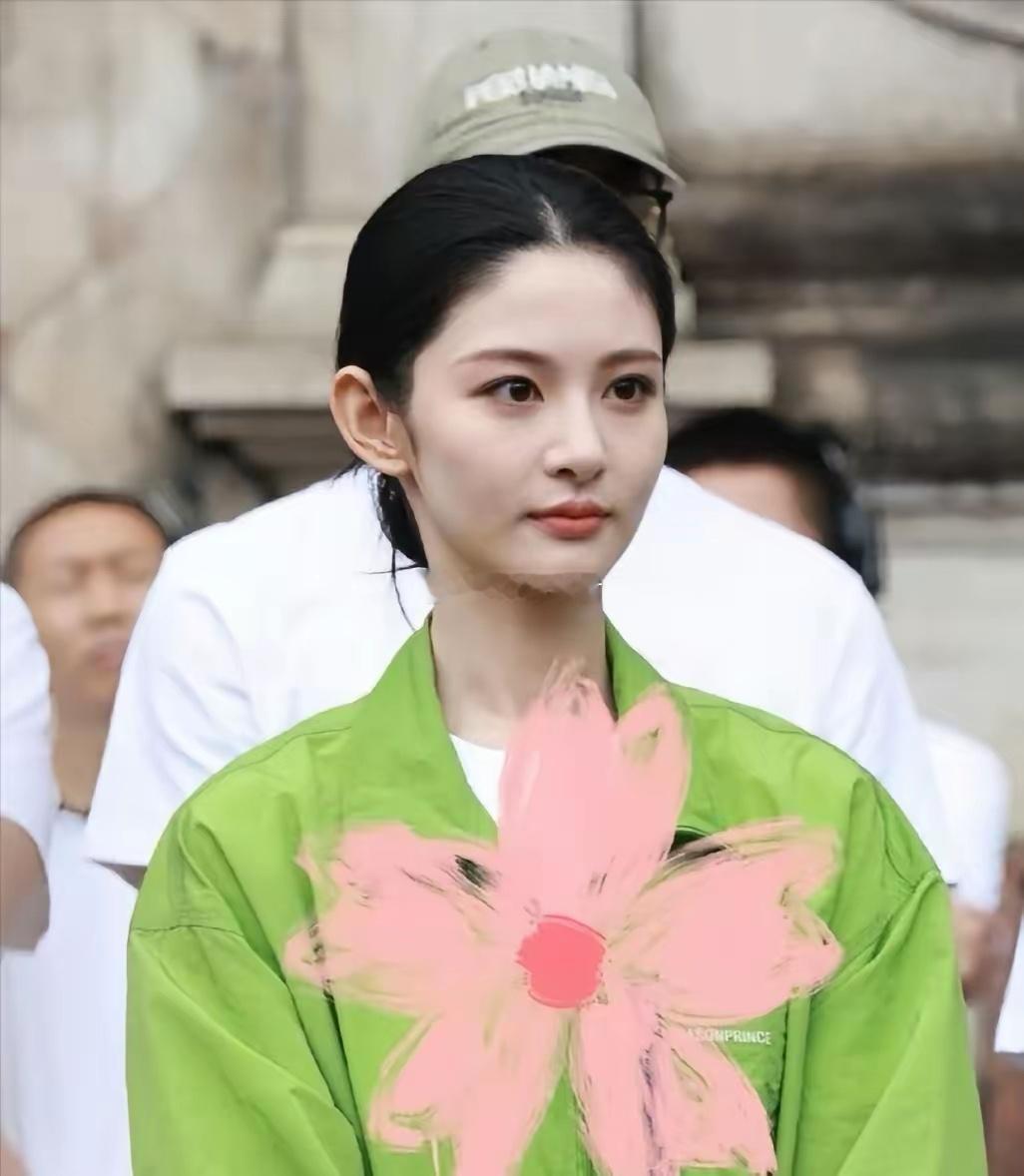 于正挑人的眼光你不得不服，哪怕平时在网上再怎么爱较劲，捧起自家艺人来那是真舍得砸