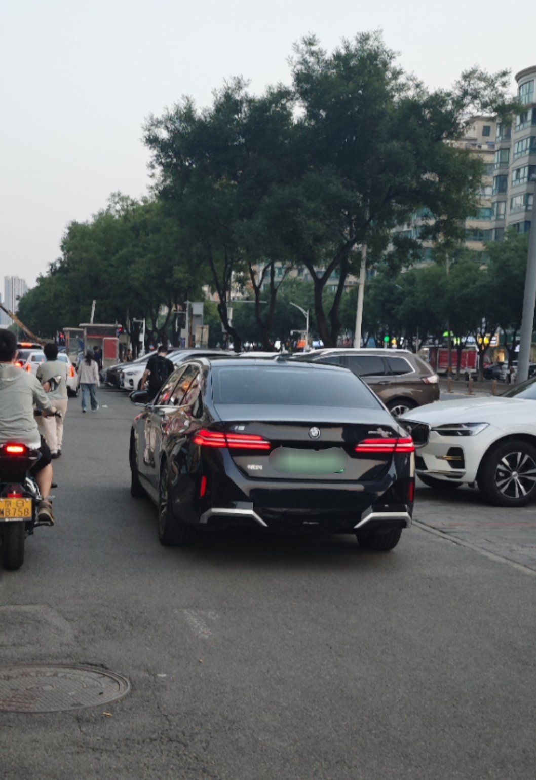 这辆宝马i5估计也是新提的，嘎新i5的亮点我感觉银色的后饰条相当吸睛宝马i5 ​