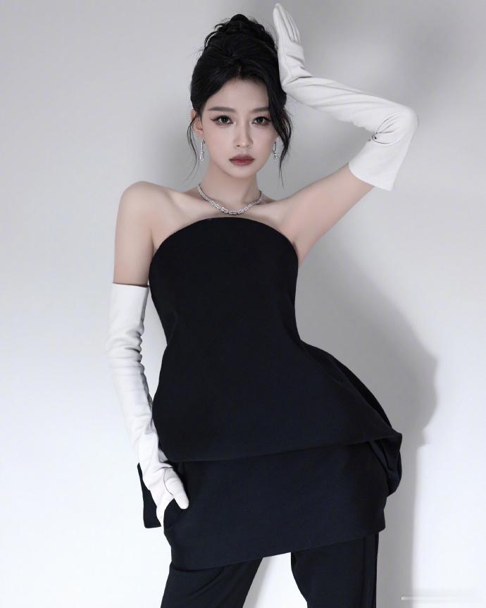 所有人马上来感受孙怡赫本风 黑白极简风勾勒出完美身材线条，孙怡还是太权威了！ 