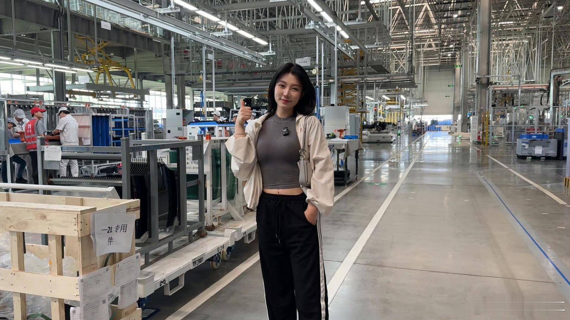 工业机器人产量增长超20%今天参观了尊界超级智慧工厂，前阵子参观了猛士工厂，都是